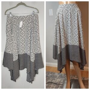 NWT Banana Republic Flowy Handkerchief hem black off white skirt. Size 10.